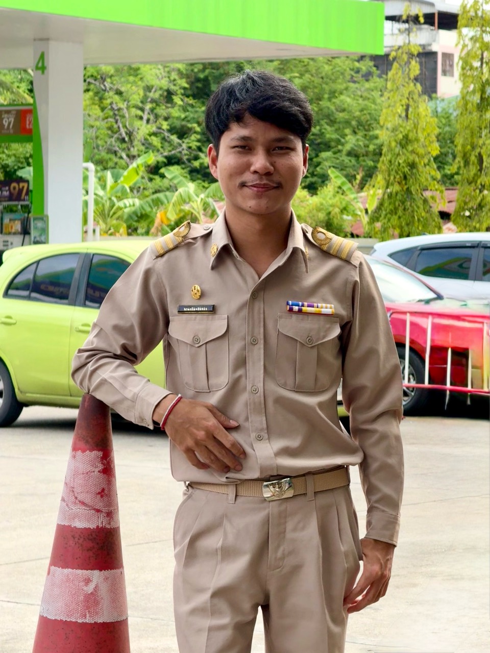นายมะลิวัลย์ นาทันลิ ในเครื่องแบบครู